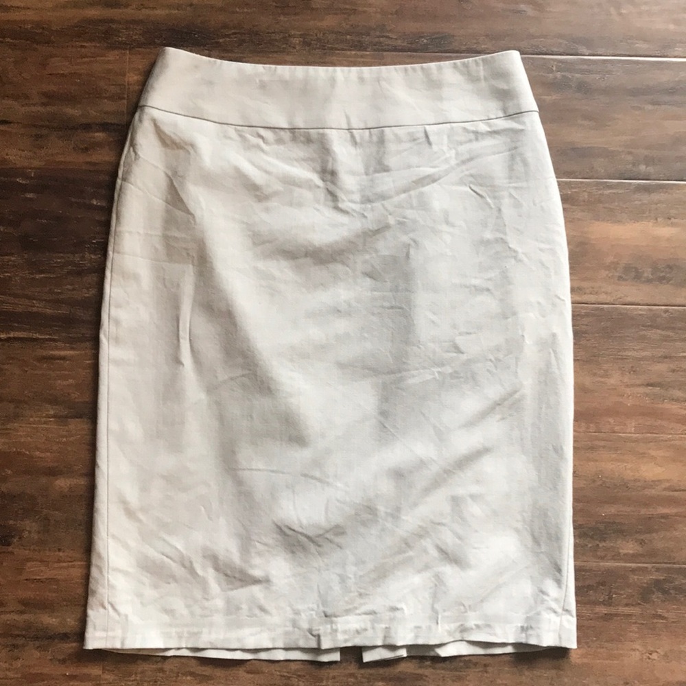 Banana Republic Light Grey Pencil Skirt in Size 6